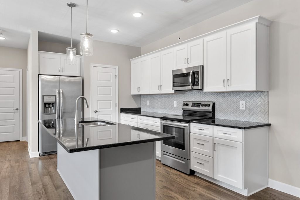 7483 Highway 70 S Apt 304, Nashville, TN 37221