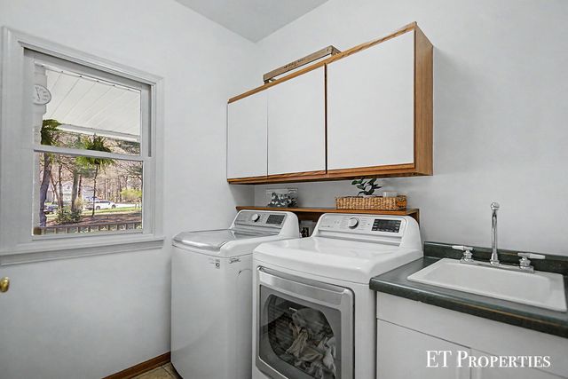 6833 Blythefield Avenue NE, Rockford, MI 49341
