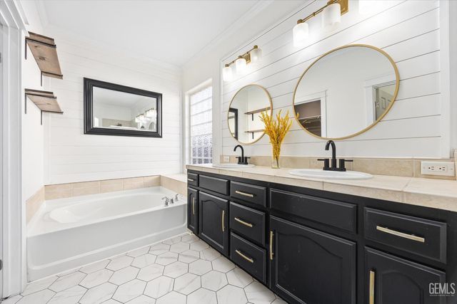 214 Irish Crystal Court, Bakersfield, CA 93314