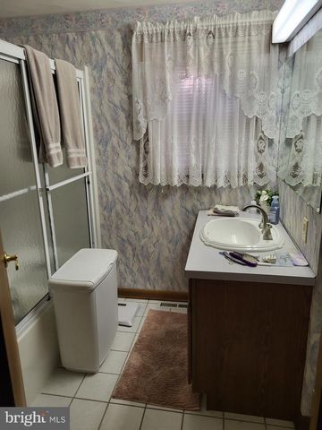 121 MICHELLE DR, Mcsherrystown, PA 17344