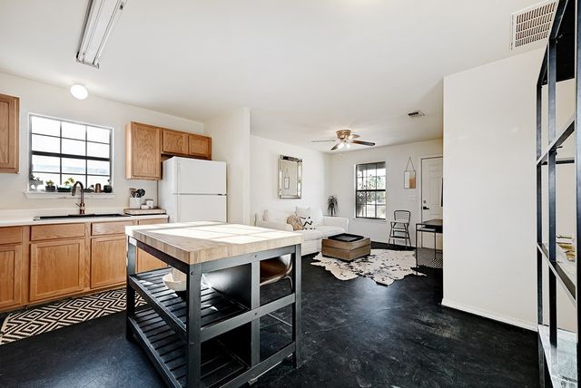 1405 W Sacramento St, Marfa, TX 79843