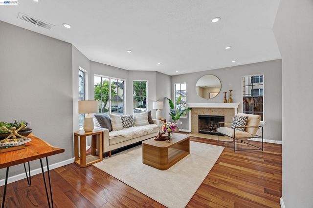 323 Sandstone Dr, Fremont, CA 94536