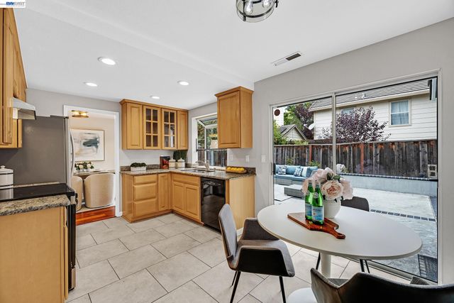 323 Sandstone Dr, Fremont, CA 94536