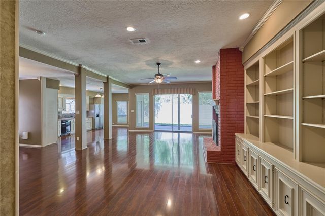 80 Rolling Hills Drive, Conroe, TX 77304