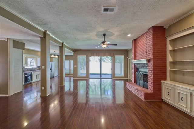 80 Rolling Hills Drive, Conroe, TX 77304