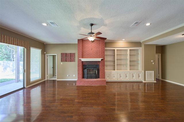 80 Rolling Hills Drive, Conroe, TX 77304