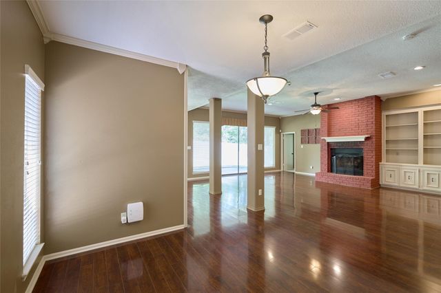 80 Rolling Hills Drive, Conroe, TX 77304