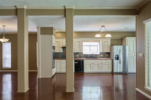 80 Rolling Hills Drive, Conroe, TX 77304
