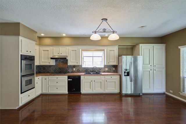 80 Rolling Hills Drive, Conroe, TX 77304