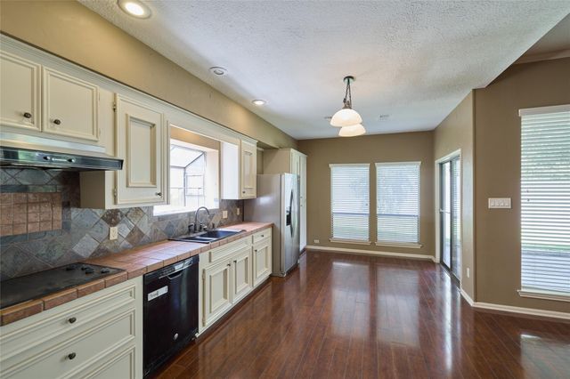 80 Rolling Hills Drive, Conroe, TX 77304