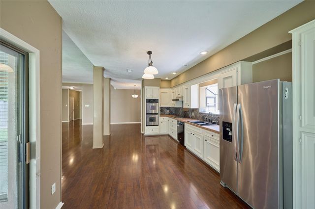 80 Rolling Hills Drive, Conroe, TX 77304