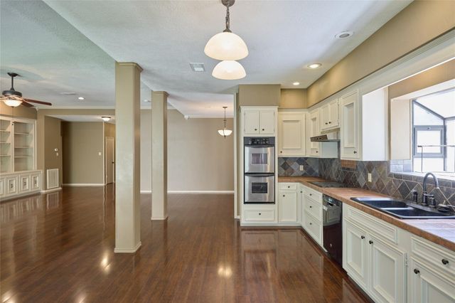 80 Rolling Hills Drive, Conroe, TX 77304