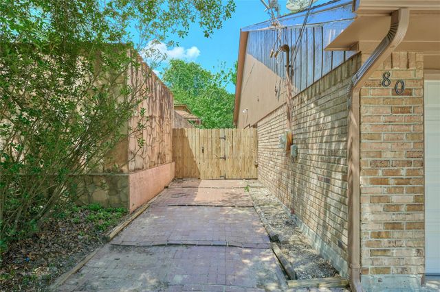 80 Rolling Hills Drive, Conroe, TX 77304