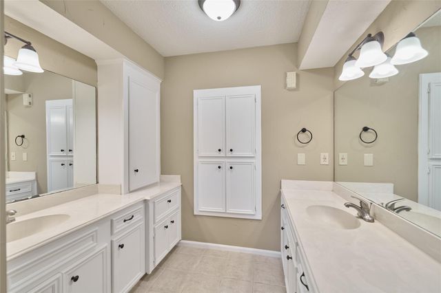 80 Rolling Hills Drive, Conroe, TX 77304