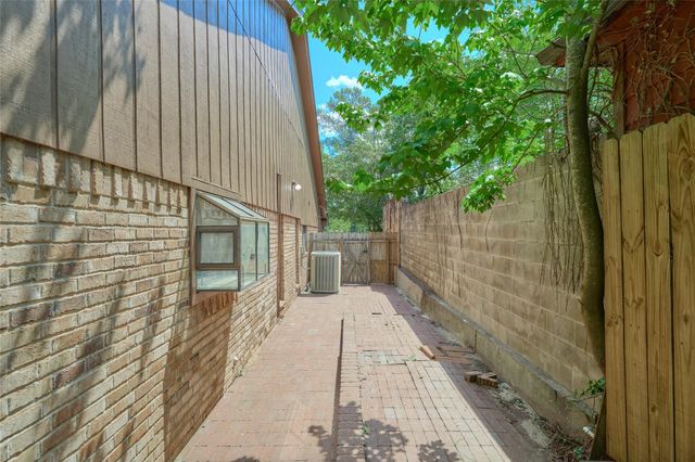 80 Rolling Hills Drive, Conroe, TX 77304