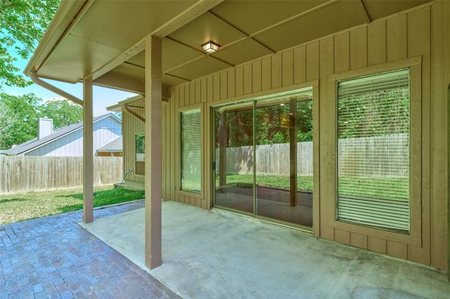 80 Rolling Hills Drive, Conroe, TX 77304