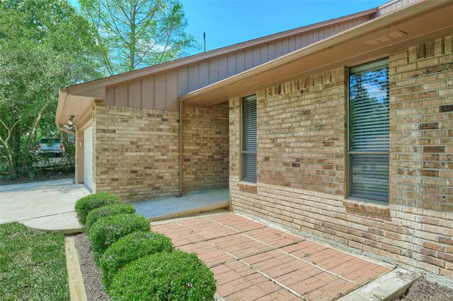 80 Rolling Hills Drive, Conroe, TX 77304