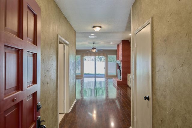 80 Rolling Hills Drive, Conroe, TX 77304