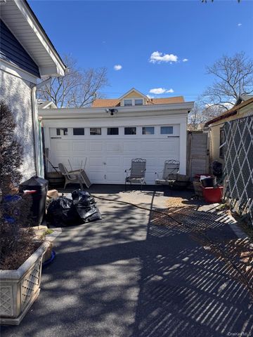18718 Hilburn Avenue, Saint Albans, NY 11412