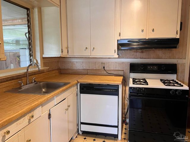 16 Whitehead Dr, Pensacola, FL 32503