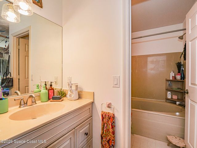 601 Centre Court SW 101, Vero Beach, FL 32962