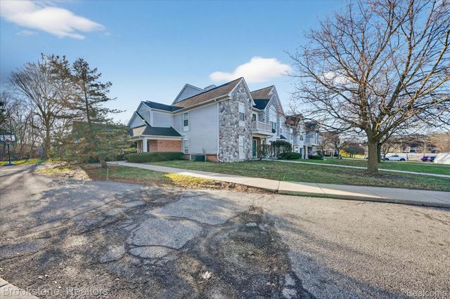 220 Oakbrooke Drive 3, South Lyon, MI 48178