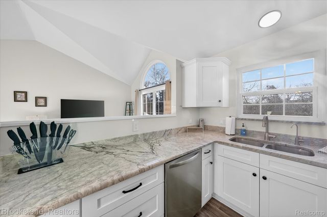 220 Oakbrooke Drive 3, South Lyon, MI 48178