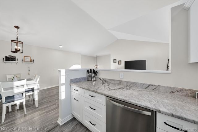 220 Oakbrooke Drive 3, South Lyon, MI 48178