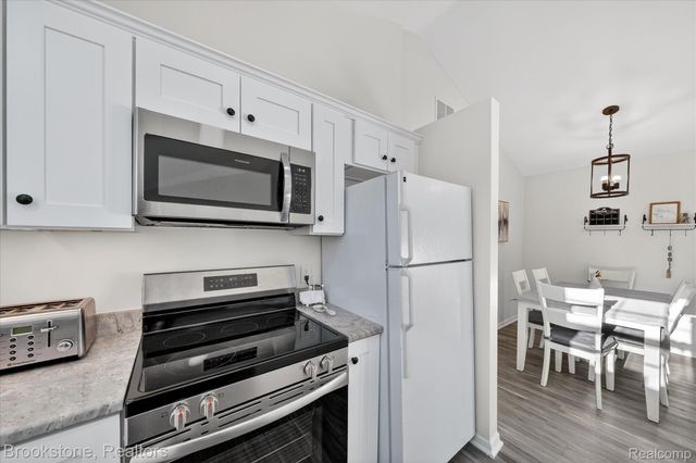 220 Oakbrooke Drive 3, South Lyon, MI 48178