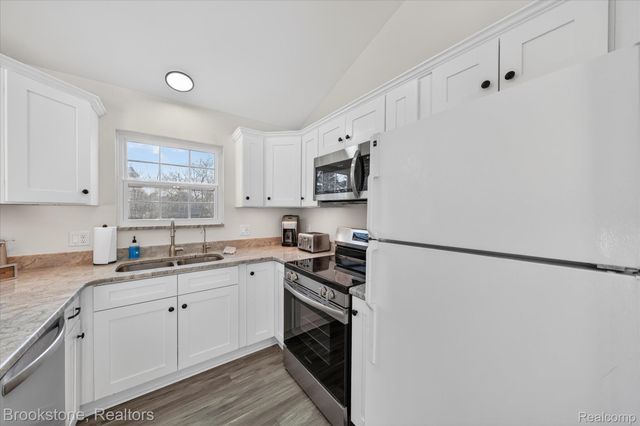 220 Oakbrooke Drive 3, South Lyon, MI 48178