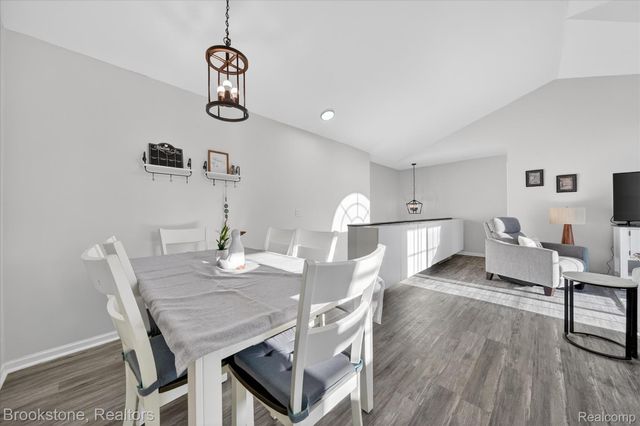 220 Oakbrooke Drive 3, South Lyon, MI 48178