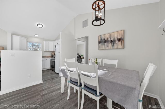 220 Oakbrooke Drive 3, South Lyon, MI 48178