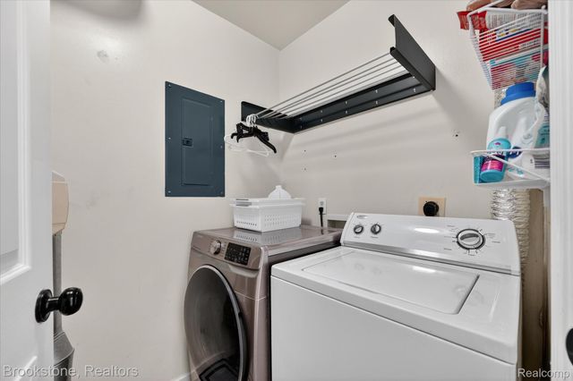 220 Oakbrooke Drive 3, South Lyon, MI 48178