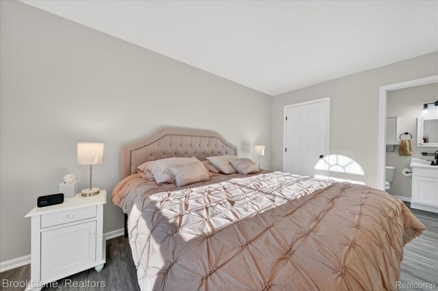 220 Oakbrooke Drive 3, South Lyon, MI 48178