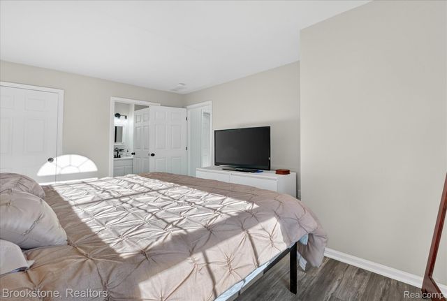 220 Oakbrooke Drive 3, South Lyon, MI 48178