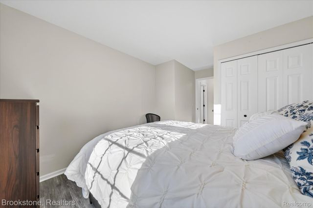 220 Oakbrooke Drive 3, South Lyon, MI 48178