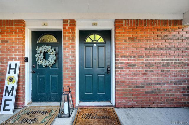 220 Oakbrooke Drive 3, South Lyon, MI 48178