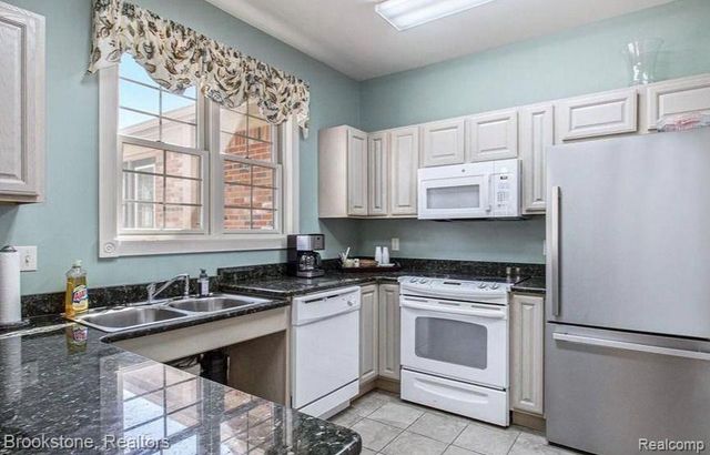 220 Oakbrooke Drive 3, South Lyon, MI 48178