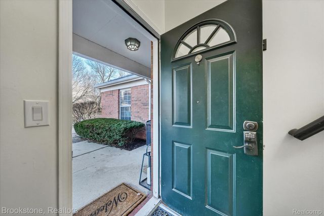 220 Oakbrooke Drive 3, South Lyon, MI 48178