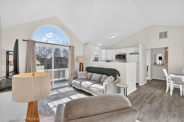 220 Oakbrooke Drive 3, South Lyon, MI 48178