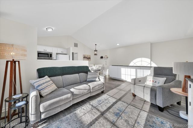 220 Oakbrooke Drive 3, South Lyon, MI 48178