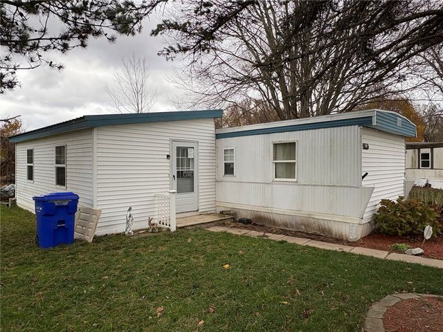 50 Sandy Brook Dr, Hamlin, NY 14464