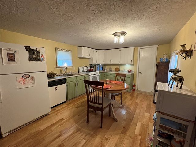 50 Sandy Brook Dr, Hamlin, NY 14464