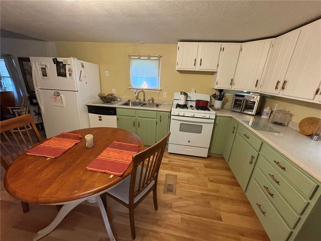 50 Sandy Brook Dr, Hamlin, NY 14464