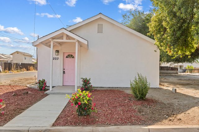 207 Pleasant Street, Lindsay, CA 93247