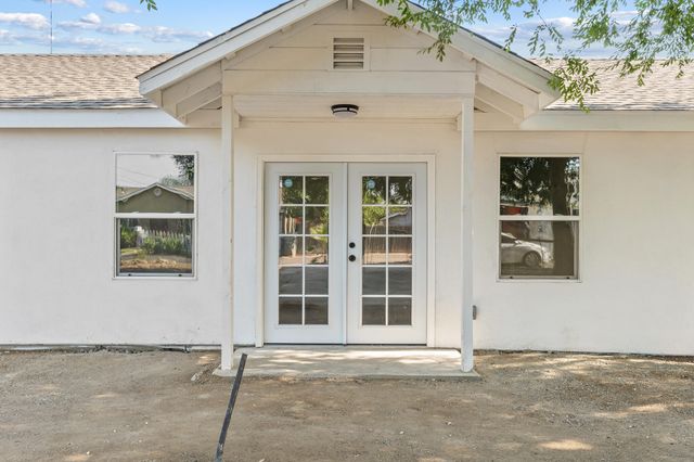 207 Pleasant Street, Lindsay, CA 93247