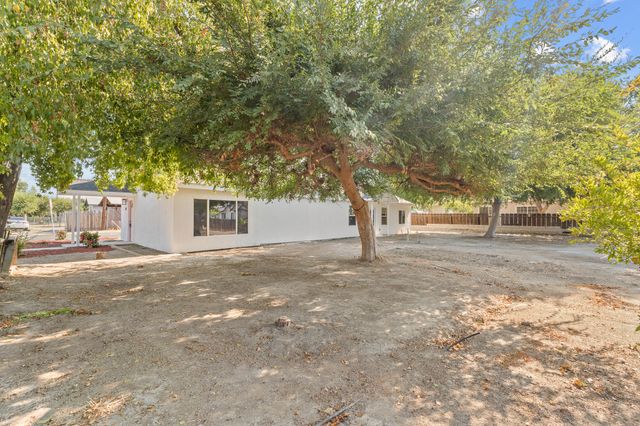 207 Pleasant Street, Lindsay, CA 93247