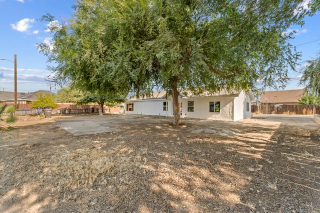 207 Pleasant Street, Lindsay, CA 93247
