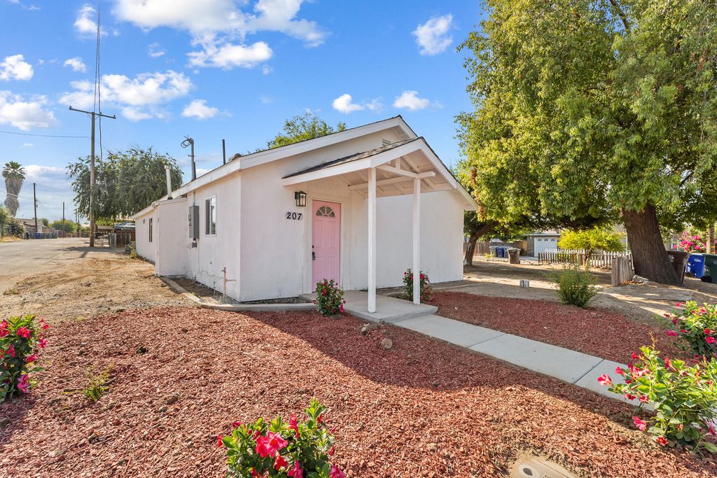 207 Pleasant Street, Lindsay, CA 93247