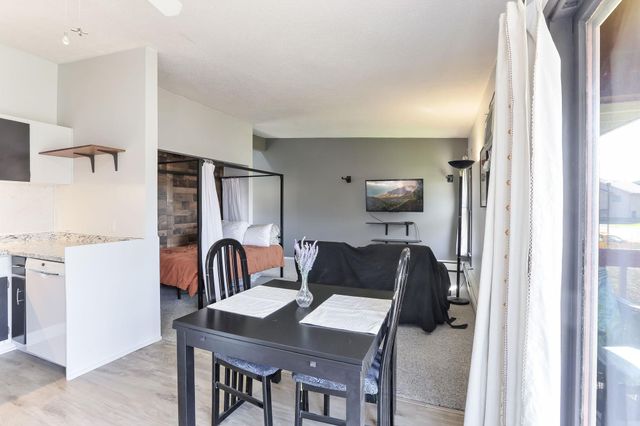 110212 Village Road, Chaska, MN 55318